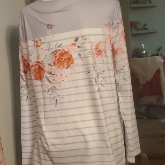 Womens tunic gorgeous design colors too - Picture 5 of 7